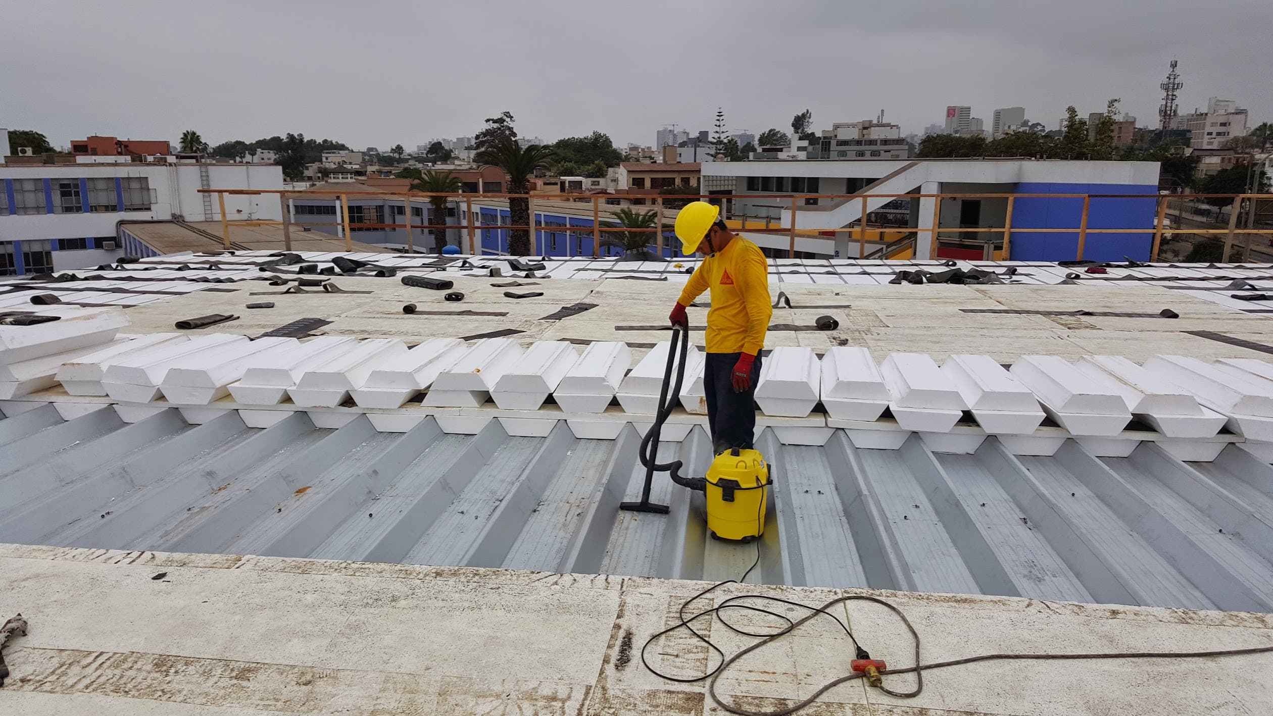 Aplicador preparando una cubierta para impermeabilizar